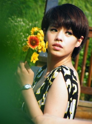 美女梦妮的个性写真图片